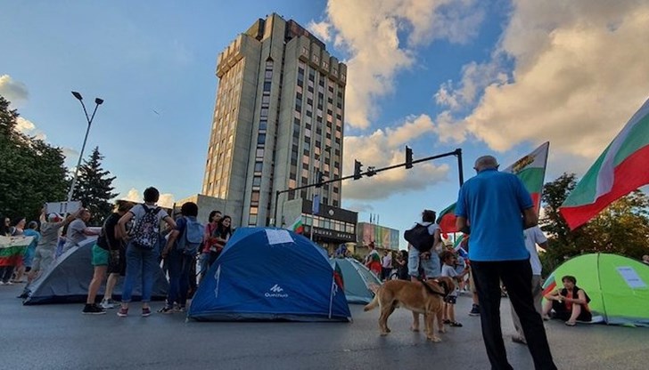 Вместо шествие по улиците на Варна на 25 ден от протеста тази вечер пред сградата на общината беше организиран палатков лагер