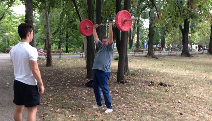 Млади щангисти с открит урок по вдигане на тежести под открито небе в парка