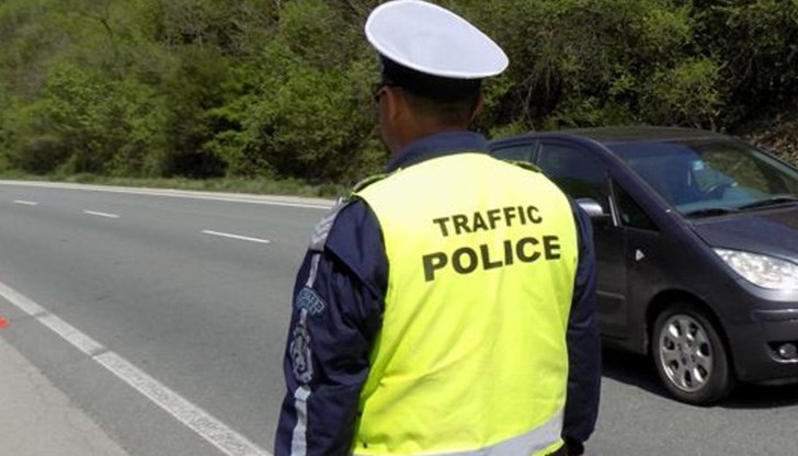 Трафикът се регулира от присъстващите на място полицейски служители