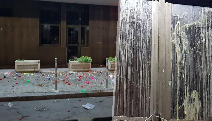 Протестиращи тази вечер хвърляха балони с боя, домати и яйца по сградата на НФСБ