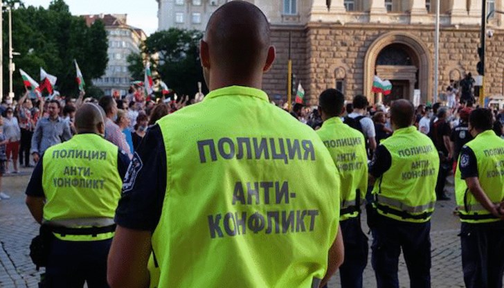 Двамата мъже и една жена са били без документи за самоличност и във видимо нетрезво състояние