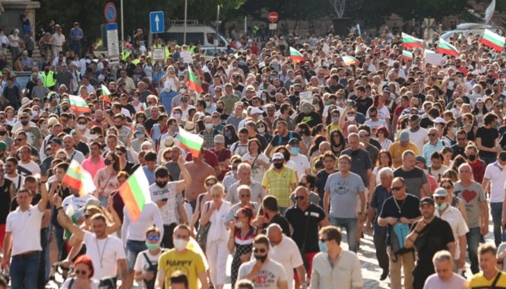 Четирима от протестиращите в София са в гладна стачка, а в сряда един от тях бе закаран в болница