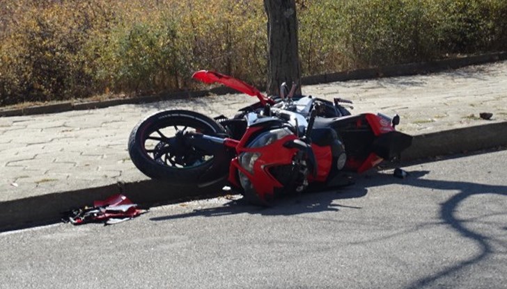 Автомобилът е отнел предимството на мотоциклета при излизане на главната улица