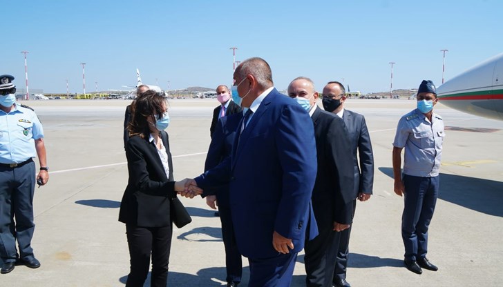 Вместо да подаде оставка след многобройните, уличаващи го в корупция компромати, Борисов продължава да ходи по церемонии и да се изживява като колосален политик Вместо да подаде оставка след многобройните, уличаващи го в корупция компромати, Борисов продължава да ходи по церемонии и да се изживява като колосален политик