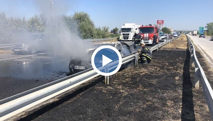 До пожара се е стигнало след катастрофа между две коли в лентата за изпреварване