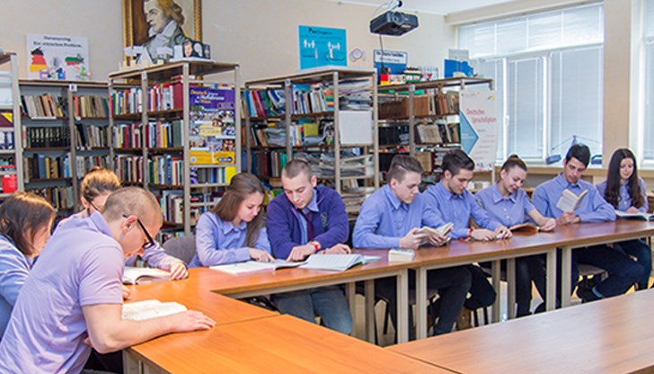 Русенските училища са избрани заедно с още 176 училища в страната и ще получат средства за осъществяване на тематични срещи, лекции и състезателни мероприятия с родителите