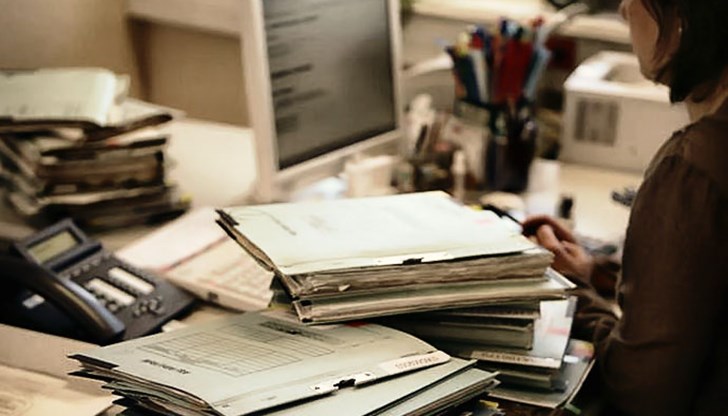 Създава се армия от послушни електорални единици, които не смеят дори да помислят за друга партия да гласуват освен тази, която им дава хляба! Създава се армия от послушни електорални единици, които не смеят дори да помислят за друга партия да гласуват освен тази, която им дава хляба!