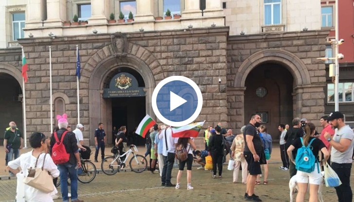 Към 19:30 часа хората започнаха да се събират в района