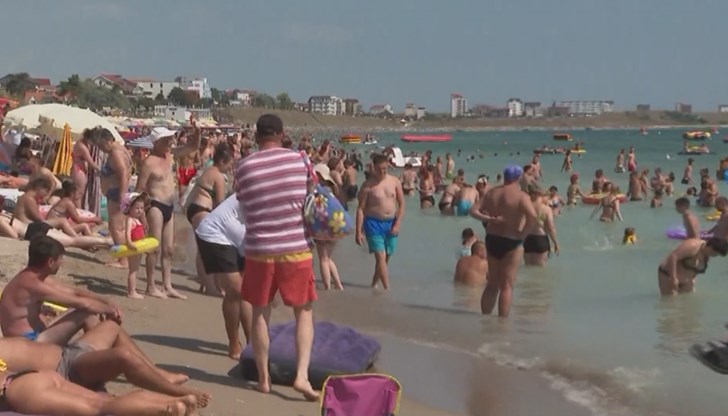 Плажовете преливат от хора, които масово не спазват правилата за социална дистанция