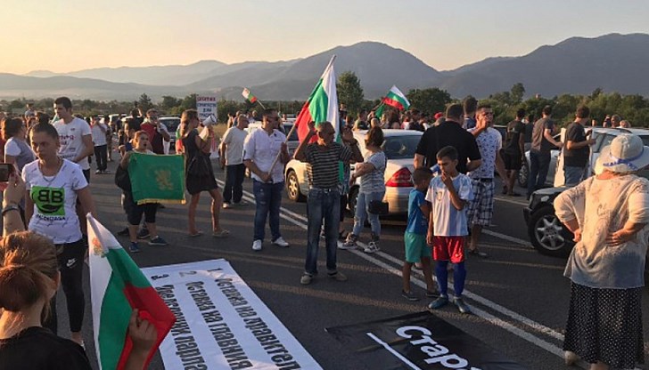 В района има засилено полицейско присъствие, но до момента няма напрежение и инциденти В района има засилено полицейско присъствие, но до момента няма напрежение и инциденти