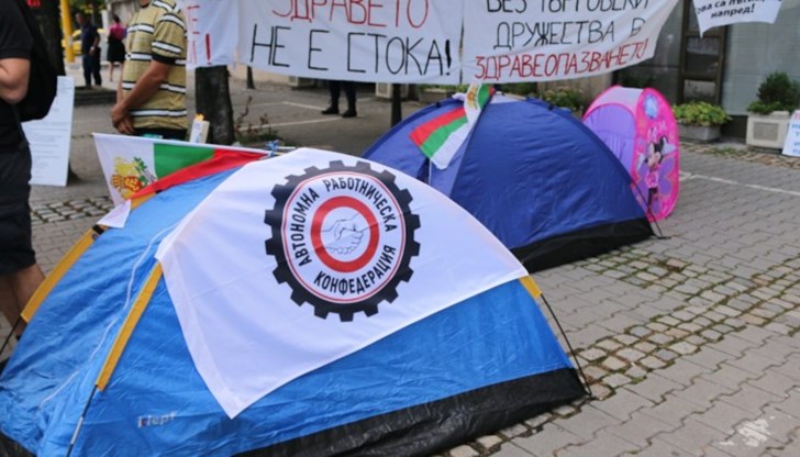 Те се обявяват за здравеопазване без търговски дружества и казаха, че протестът им не е просто за пари, а за права Те се обявяват за здравеопазване без търговски дружества и казаха, че протестът им не е просто за пари, а за права