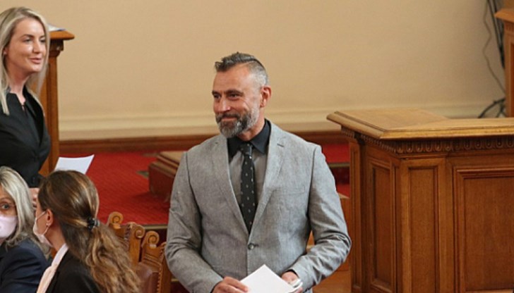 Калин Вельов изкара точно месец като депутат, преди оставката на Данаил Кирилов да го изненада неприятно