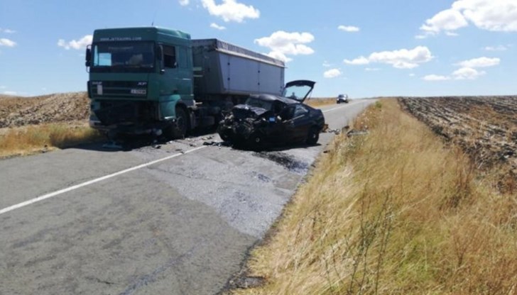 От удара на място загинал шофьорът на колата