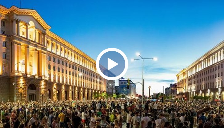 Междувременно се провежда и контрадемонстрация пред Румънското посолство