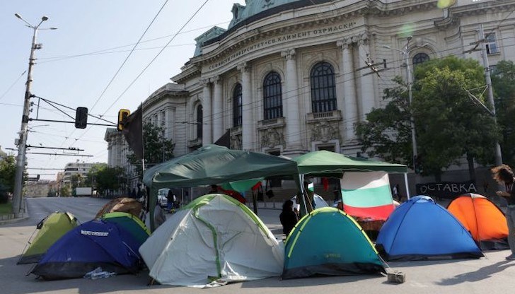 Миналата неделя протестиращите разположиха палатките си  пред входа на университета