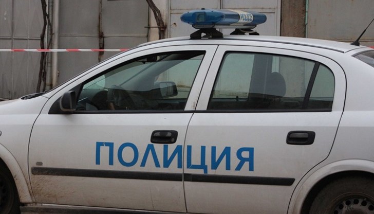 Всички вещи са иззети с протокол за претърсване и изземване от 37-годишен, който стопанисва автомобила Всички вещи са иззети с протокол за претърсване и изземване от 37-годишен, който стопанисва автомобила