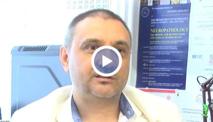 Специалистът коментира, че не трябва да се вменяват на вируса качества, които той няма