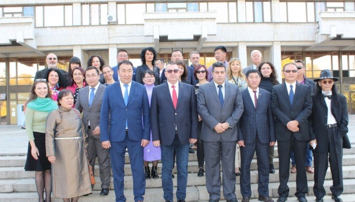 Областна администрация и монголската делегация се снимат за спомен в центъра на Русе