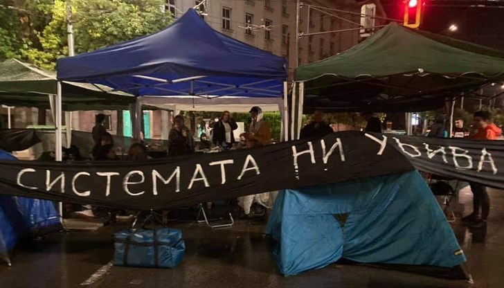 ’’СИСТЕМАТА НИ УБИВА’’, заедно с останалите участници в протеста, заеха отново своето място на кръстовището на СУ "Св. Климент Охридски’’