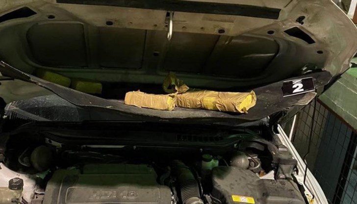 Обвиняемият направил опит да пренесе наркотик – общо 91,875 кг. хероин, опакован в пакети и укрит в специално пригодени тайници в корпуса на автомобила