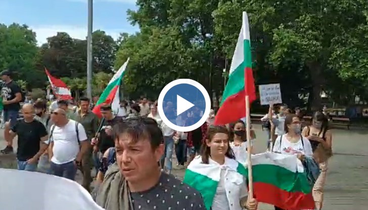 Протестът на нашите сънародници се провежда в подкрепа на исканията за оставка на Бойко Борисов и Иван Гешев