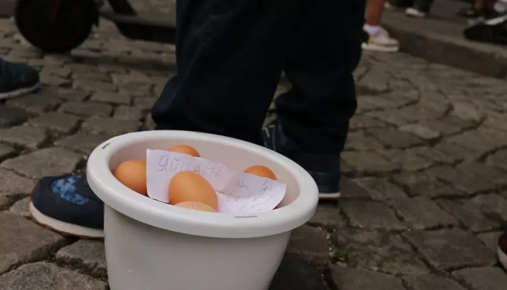 Жителите на града се отправиха към един от офисите на ГЕРБ, който обстрелваха с яйца, домати и облепиха с тиксо, а пред вратата оставиха манекен, който първоначално се опитаха да „обесят” на външната лампа