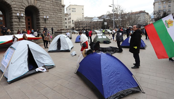 Вдигат палатков лагер пред сградата на Министерството на здравеопазването