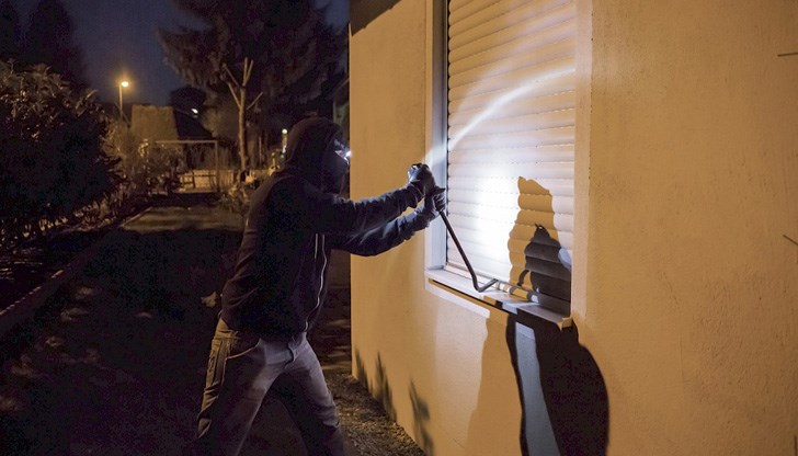 В имота е проникнато чрез премахване на комарник на прозорец В имота е проникнато чрез премахване на комарник на прозорец