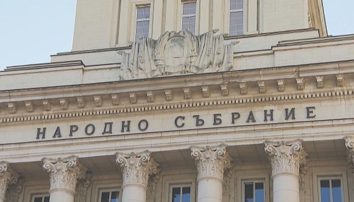 Бившите депутати не са съгласни с вида на сградата, защото върху нея все още има комунистически символи