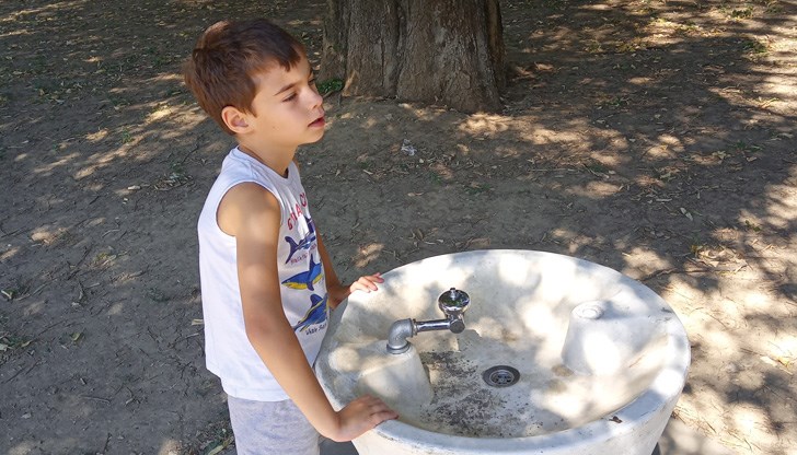 Децата стоят и гледат с невинните си очички