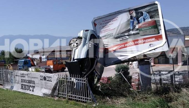 Автомобилът е останал в изправено положение