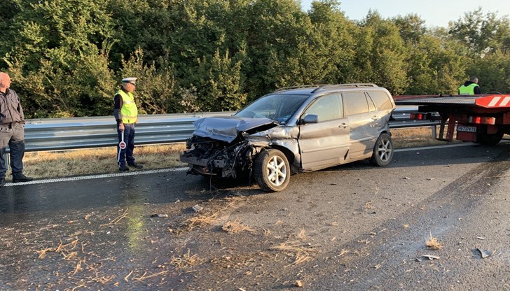Пияният шофьор и спътникът му се оттървали само с охлузни рани при сблъсъка с дървото