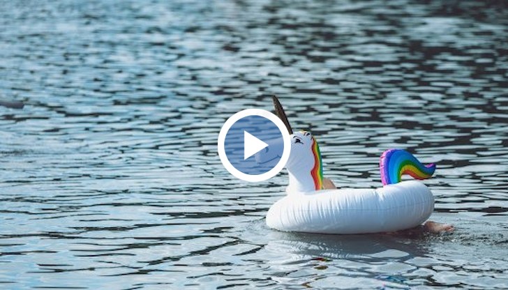 Екипажът на ферибот наблизо успя да го спаси и качи на борда. Момиченцето се носело само сред вълните, където било забелязано