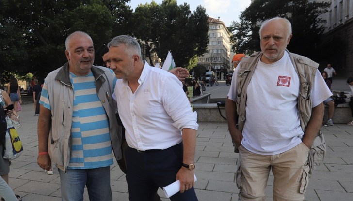 Чашата преляла и след като техни близки се обаждали да им казват, че са заплашвани с уволнения, проверки и ликвидиране на бизнеси Чашата преляла и след като техни близки се обаждали да им казват, че са заплашвани с уволнения, проверки и ликвидиране на бизнеси