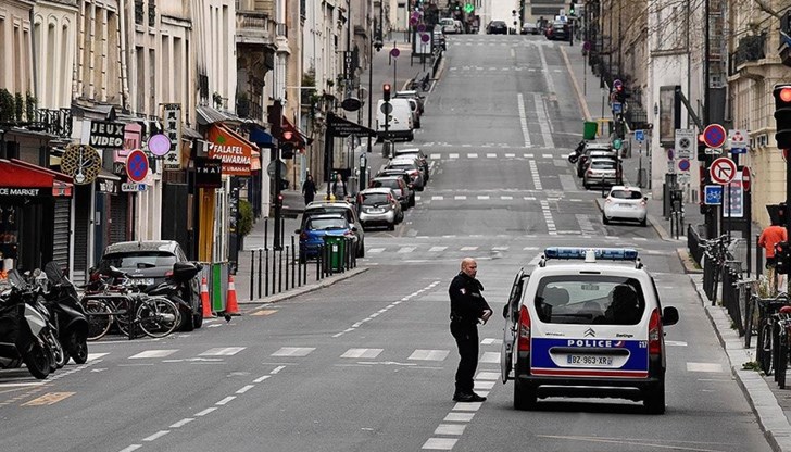В петък на гражданите в Париж бе наложена забрана да излизат навън без маски