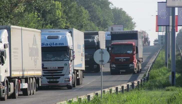 Туджай Т. влязъл със висока скорост в завой и с ремаркето блъснал силно една кола, която се забила в багажника на автомобила пред нея
