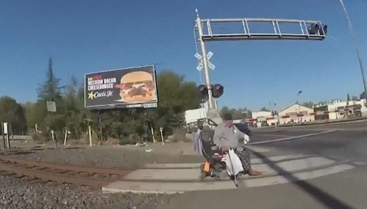 Униформената за секунди предотврати трагедия на жп линия