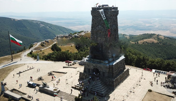 На излизане от монумента задържаните не се обозначиха като привърженици на нито една политическа сила или движение На излизане от монумента задържаните не се обозначиха като привърженици на нито една политическа сила или движение