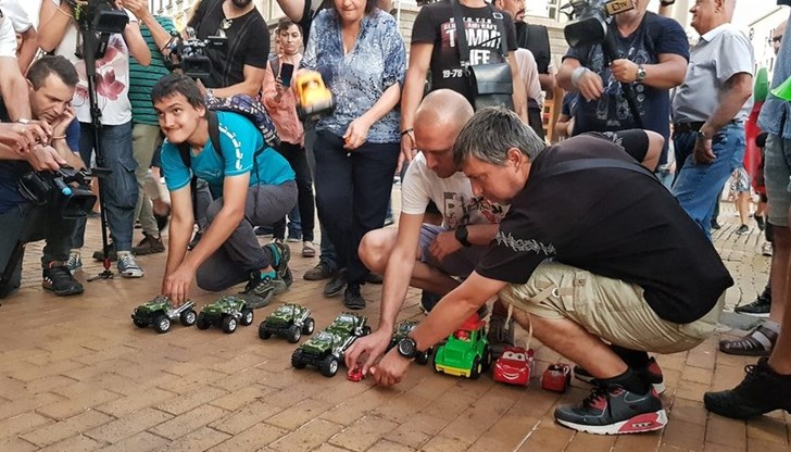 Джиповете са малки за да съответстват на морала на министър-председателя Джиповете са малки за да съответстват на морала на министър-председателя