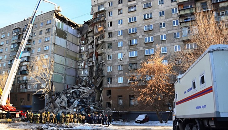 Експлозията, последвана от пожар, избухнала в апартамент на четвъртия етаж на десететажния блок, в резултат на което се срутили плочите на третия, четвъртия и петия етаж