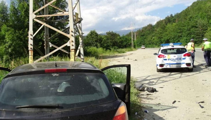 Освен, че се опитали да прегазят полицаите, престъпниците не се трогнали от стрелбата и успели да избягат