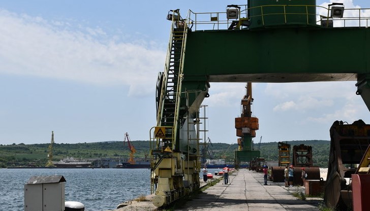 Публичната държавна собственост на пристанището буквално е била отстъпена на Доган