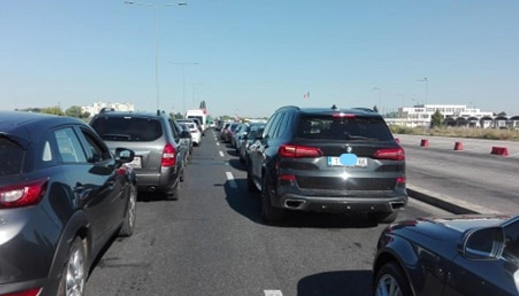 Служителите пропускат семейните коли през моста и колоните се образуват в румънската част на пункта