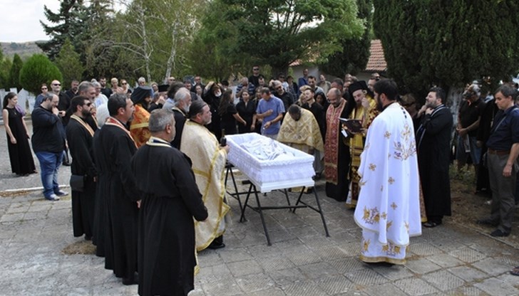Погребаха отец Ромил в бял ковчег
