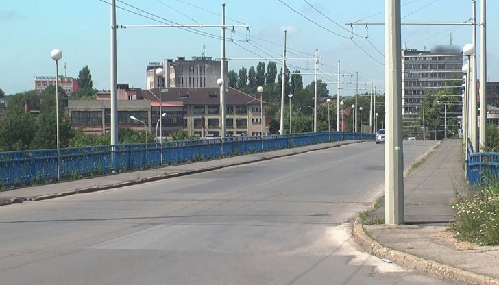 В периода, в който мостът ще бъде затворен за движение, то ще се осъществява през пътната връзка под моста към улиците „Св. Димитър Басарбовски“ и „Пристанищна“