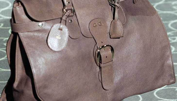 В дамската чанта е имало кожено портмоне с 10 лева, лична карта, мобилен телефон и диоптрични очила В дамската чанта е имало кожено портмоне с 10 лева, лична карта, мобилен телефон и диоптрични очила