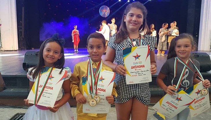 Мартин Василев и Дария Стефанова бяха сред избраните да пеят на Гала концерта заедно със звездите Дичо и Вензи на сцената на Летния театър в Бургас