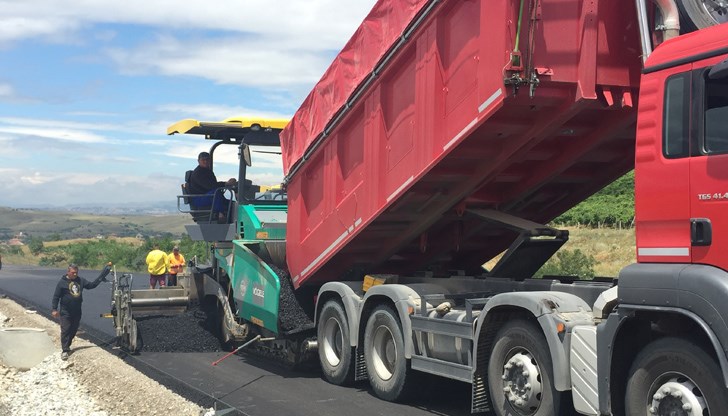 Защо се ремонтира път без дупки при условие, че други пътища в община Карлово са в много по-лошо състояние - това питат жители на Карлово Защо се ремонтира път без дупки при условие, че други пътища в община Карлово са в много по-лошо състояние - това питат жители на Карлово