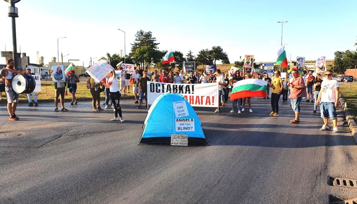 Протестиращите в Русе са много различни помежду си, но обединени в каузата за демокрация и справедливост в България Протестиращите в Русе са много различни помежду си, но обединени в каузата за демокрация и справедливост в България