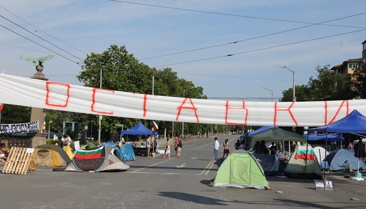 Палатков лагер продължава да блокира и движението през Орлов мост